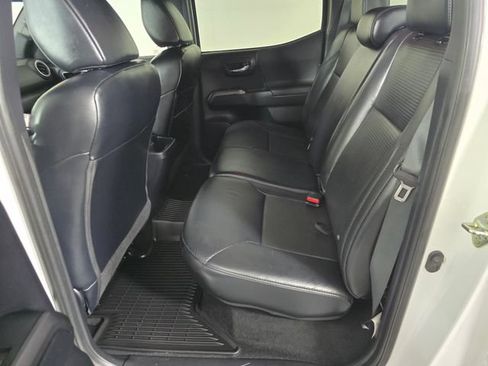 Used 2018 Toyota Tacoma TRD Off-Road AWD/4WD image 18