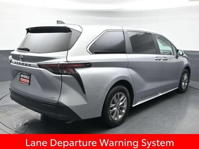 Used 2025 Toyota Sienna XLE FWD image 7
