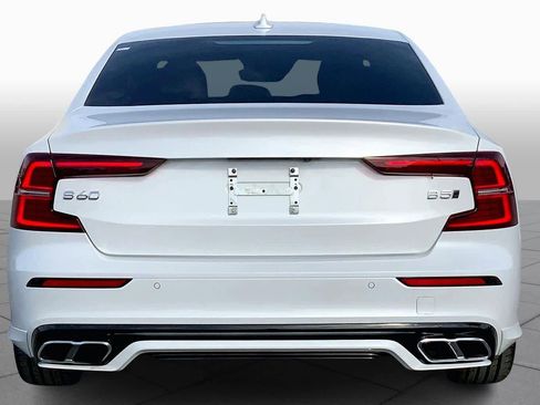 Used 2022 Volvo S60 B5 R-Design image 4