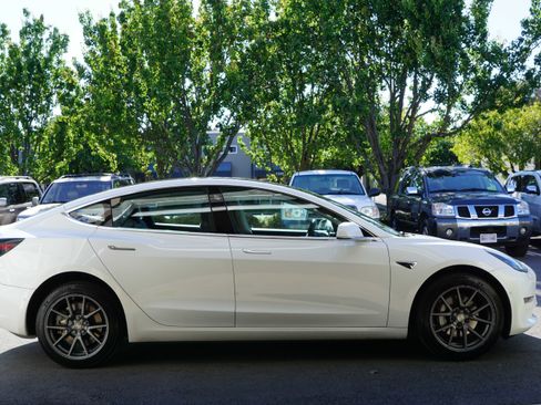Used 2018 Tesla Model 3 Long Range RWD image 10