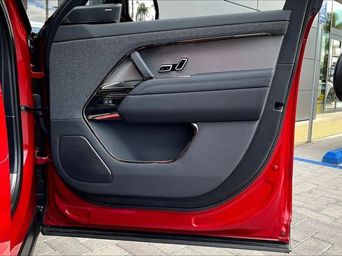 Used 2025 Land Rover Range Rover Sport SE image 24