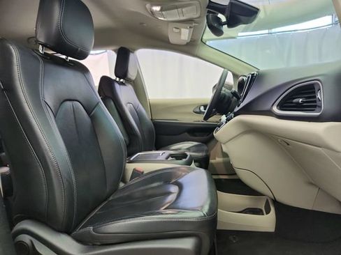 Used 2022 Chrysler Pacifica Touring-L FWD image 29