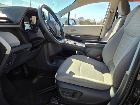 Certified 2023 Toyota Sienna LE image 4