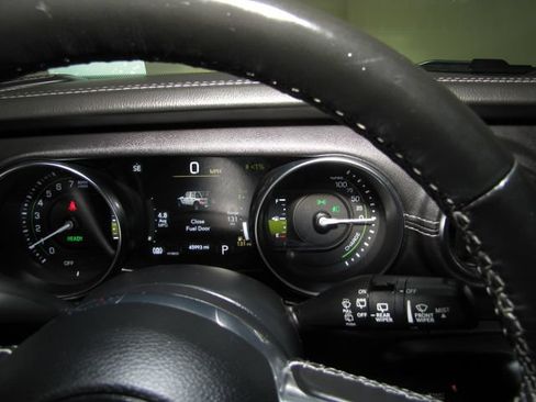 Used 2022 Jeep Wrangler Unlimited Sahara w/ Cold Weather Group AWD/4WD image 4
