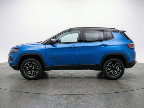 Used 2025 Jeep Compass Trailhawk image 5