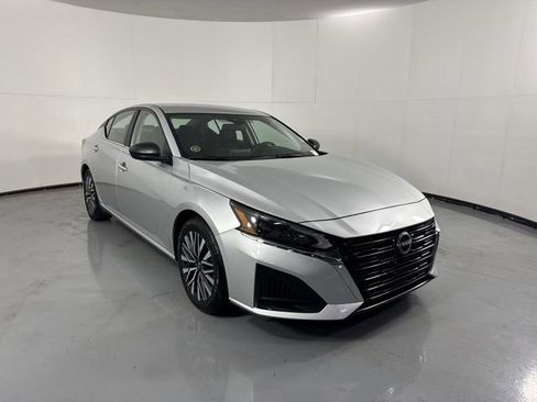 Used 2024 Nissan Altima 2.5 SV FWD image 3
