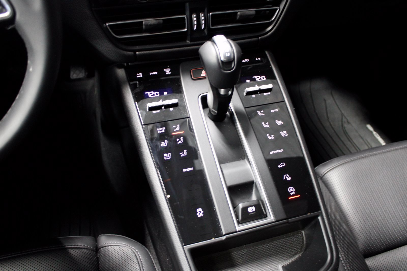 Certified 2025 Porsche Macan AWD/4WD image 32