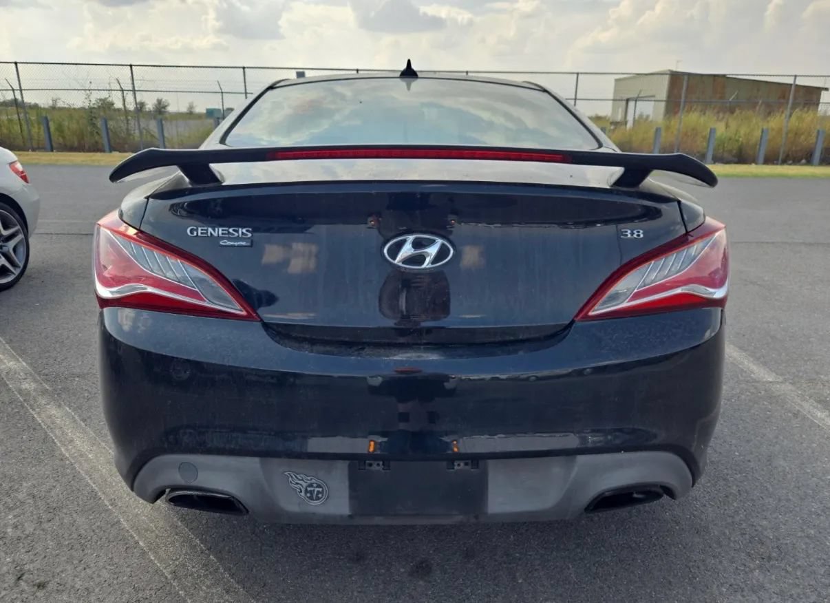 Used 2013 Hyundai Genesis 3.8 RWD image 4