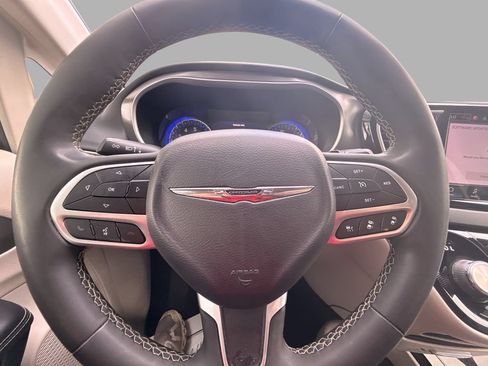 Used 2023 Chrysler Pacifica Touring-L FWD image 27