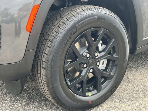 New 2025 Jeep Grand Cherokee Altitude image 9