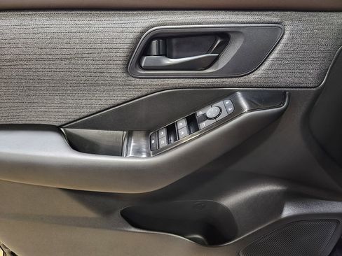 Used 2023 Nissan Rogue S image 42