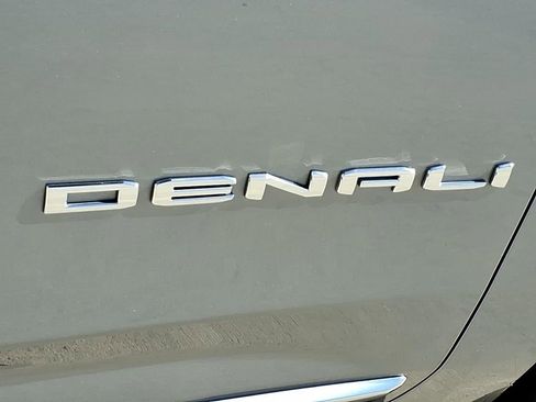 Used 2025 GMC Yukon Denali image 11