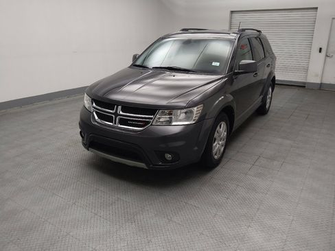 Used 2019 Dodge Journey SE w/ Connectivity Group FWD image 2