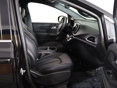 Used 2025 Chrysler Pacifica Select image 24
