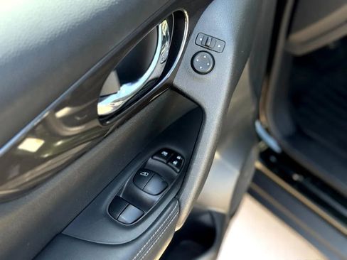 Used 2018 Nissan Rogue SV image 16