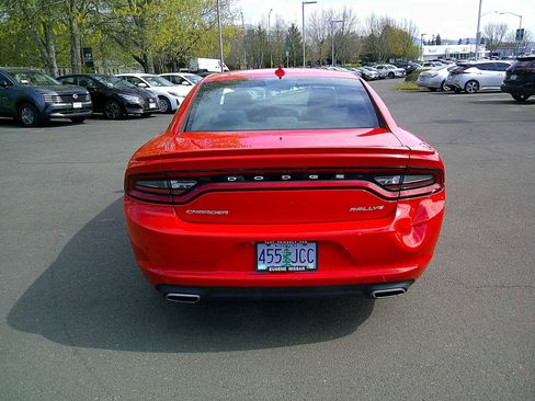 Used 2015 Dodge Charger SXT image 4