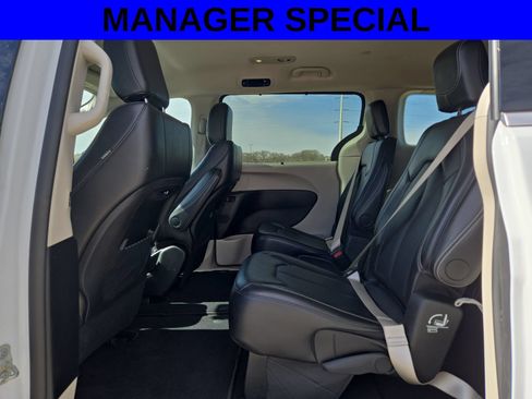 Used 2024 Chrysler Pacifica Touring-L FWD image 13
