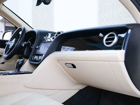 Used 2018 Bentley Bentayga image 34