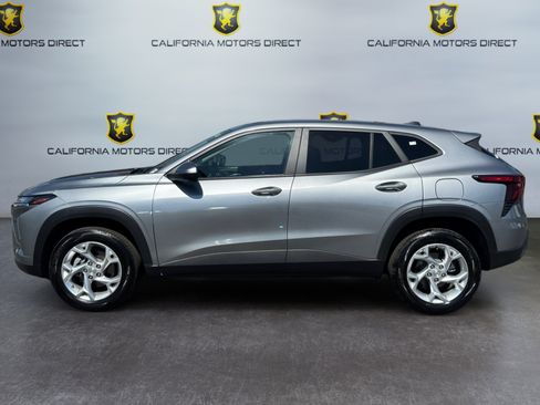 Used 2025 Chevrolet Trax LS w/ LS Convenience Package FWD image 2