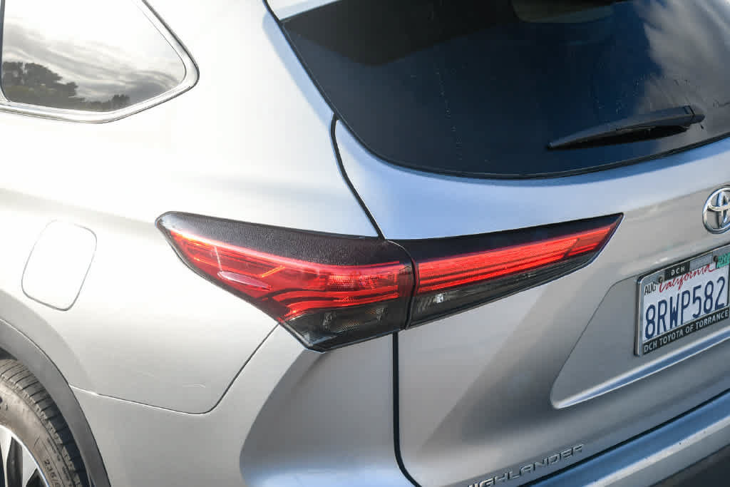 Used 2020 Toyota Highlander XLE w/ Preferred Accessory Package AWD/4WD image 6