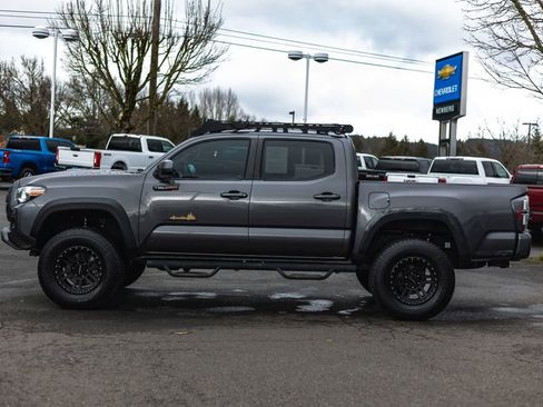 Used 2016 Toyota Tacoma TRD Sport image 15