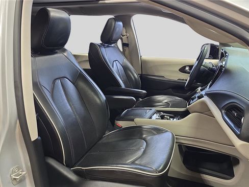 Used 2024 Chrysler Pacifica Limited image 12