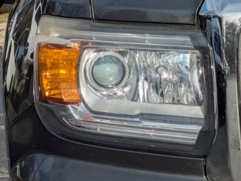 Certified 2016 GMC Canyon SLE w/ SLE Convenience Package image 10