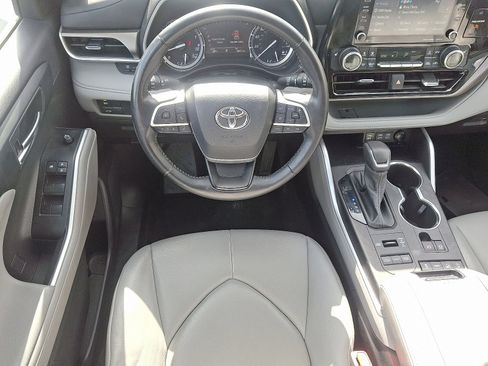 Used 2022 Toyota Highlander XLE image 10