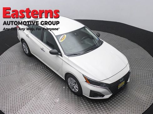 Used 2024 Nissan Altima 2.5 S FWD image 3