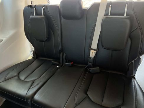 Used 2023 Chrysler Pacifica Touring-L FWD image 12