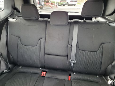 Used 2018 Jeep Renegade Altitude w/ UConnect 8.4 Nav Group image 10