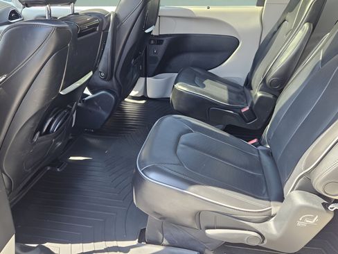 Used 2018 Chrysler Pacifica Limited FWD image 10