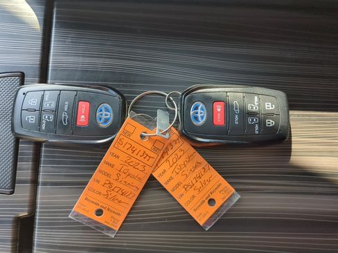 Used 2023 Toyota Sienna Platinum FWD image 28