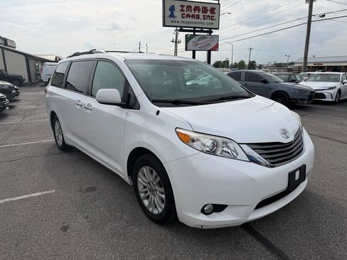 Used 2012 Toyota Sienna XLE w/ Entertainment Pkg FWD image 4