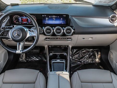 Used 2025 Mercedes-Benz GLA 250 4MATIC image 13