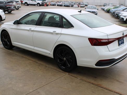 Certified 2025 Volkswagen Jetta SE w/ Black Wheel Package image 4