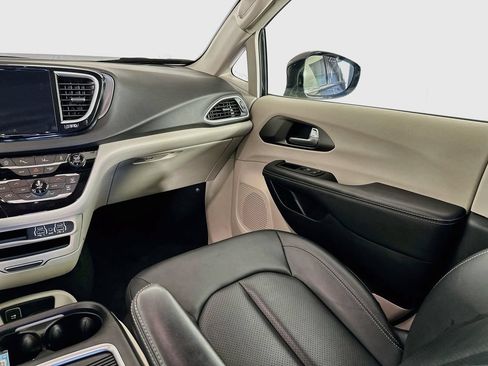 Certified 2024 Chrysler Pacifica Touring-L FWD image 33