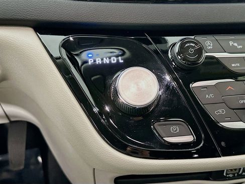Certified 2024 Chrysler Pacifica Touring-L image 22