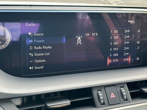 Used 2020 Lexus ES 300h w/ Luxury Package image 17