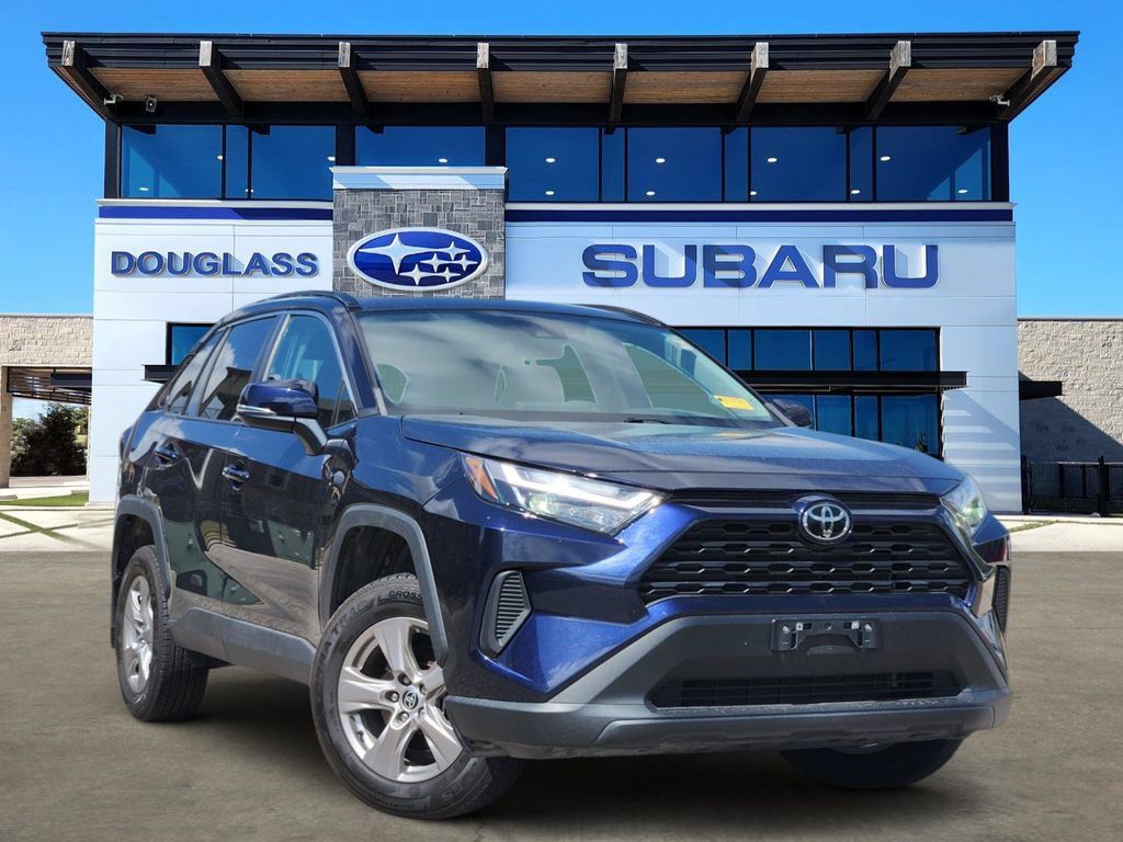 Used 2022 Toyota RAV4 XLE w/ Convenience Package FWD image 1