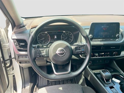 Used 2023 Nissan Rogue SV image 11