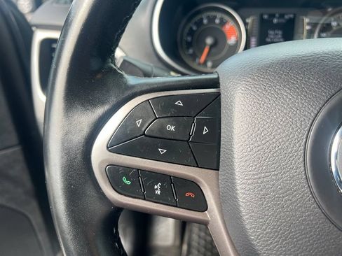 Used 2020 Jeep Cherokee Latitude Plus w/ Cold Weather Group AWD/4WD image 38
