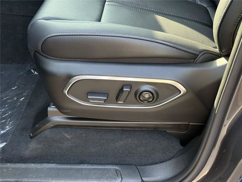 New 2025 Jeep Wagoneer L Series II AWD/4WD image 13