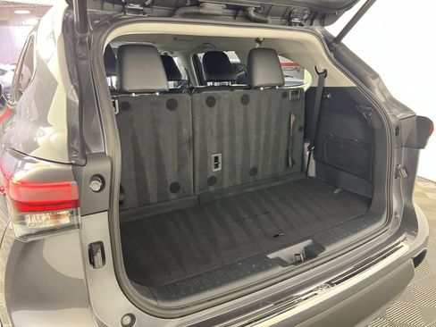 Used 2020 Toyota Highlander XLE image 28