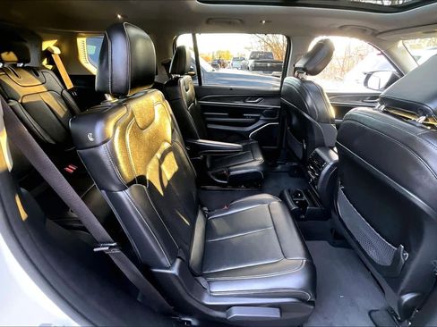 Used 2022 Jeep Grand Cherokee L Limited w/ Luxury Tech Group II image 18