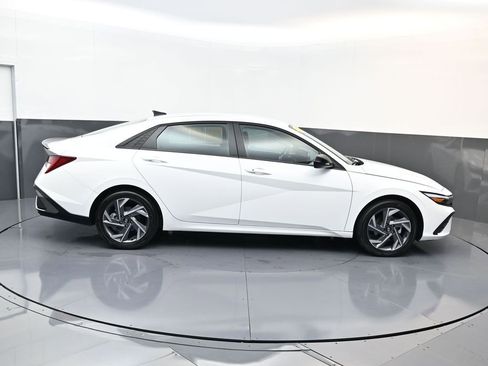 Certified 2025 Hyundai Elantra SEL FWD image 3