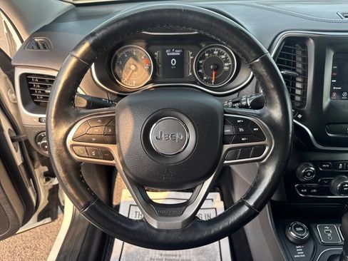 Used 2019 Jeep Cherokee Latitude Plus w/ Cold Weather Group AWD/4WD image 33