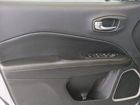 Used 2018 Jeep Compass Latitude w/ Popular Equipment Group FWD image 18