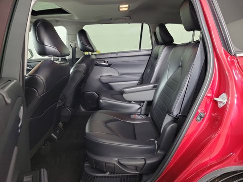 Used 2023 Toyota Highlander XLE image 10