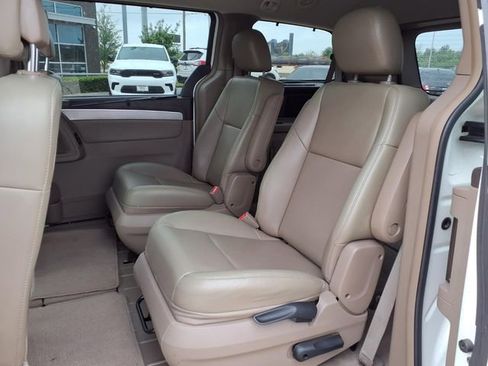 Used 2011 Volkswagen Routan SE FWD image 7